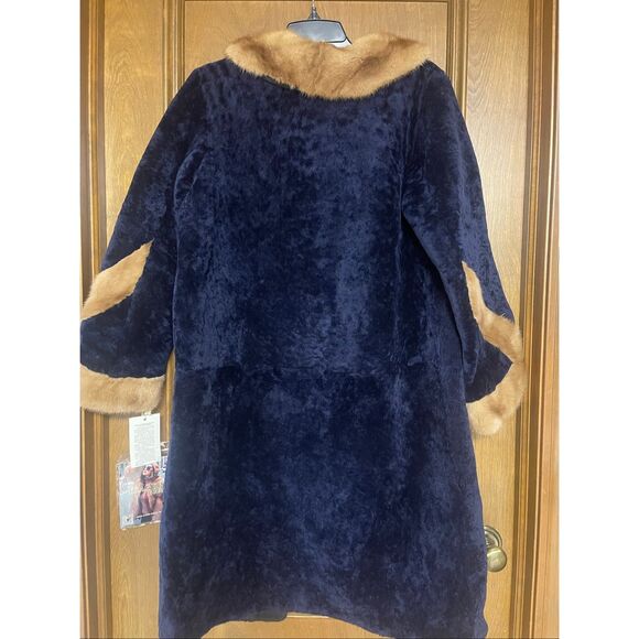 Unique coat - Picture 3 of 3